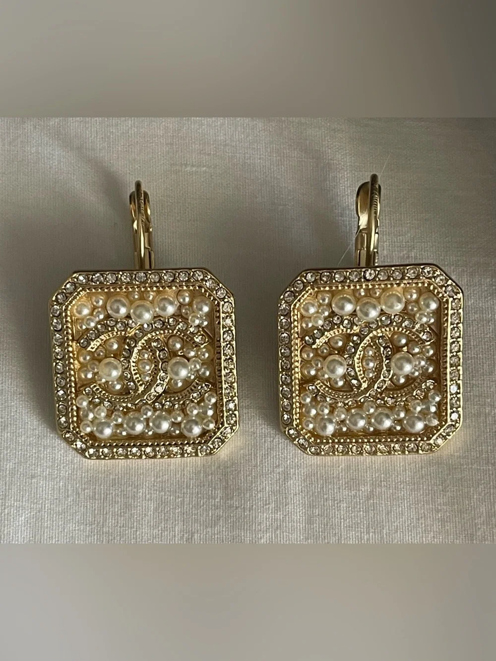 VTG Y2K CHANEL GOLD 1” SQUARE CC W/ PEARL & CRYSTAL DROP DANGLE PIERCED EARRINGS